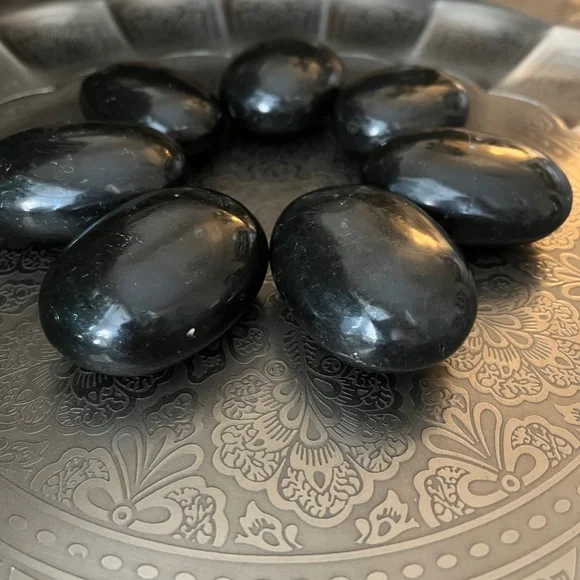 Large Black Tourmaline Palm Stone - Picture 4 of 4